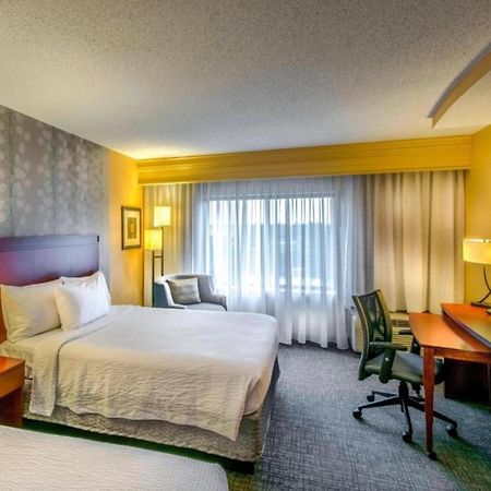 Courtyard Greensboro Airport Екстериор снимка