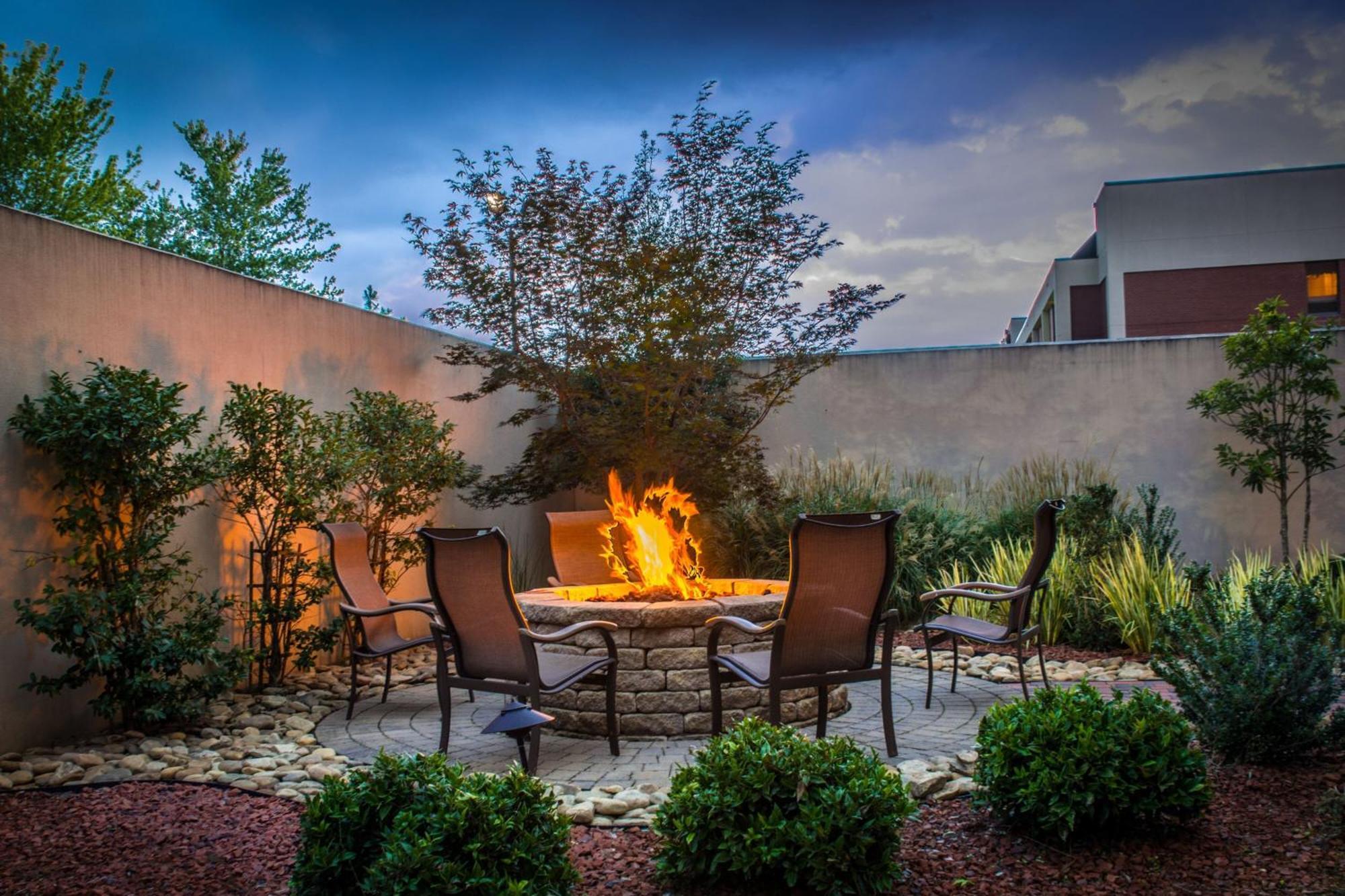 Courtyard Greensboro Airport Екстериор снимка