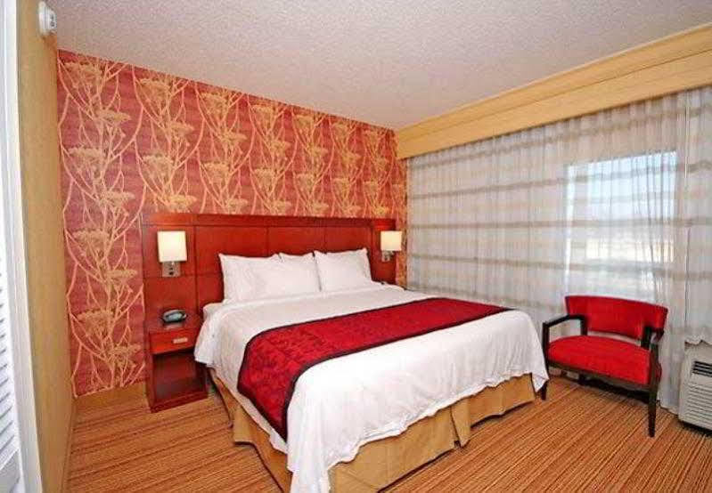 Courtyard Greensboro Airport Екстериор снимка